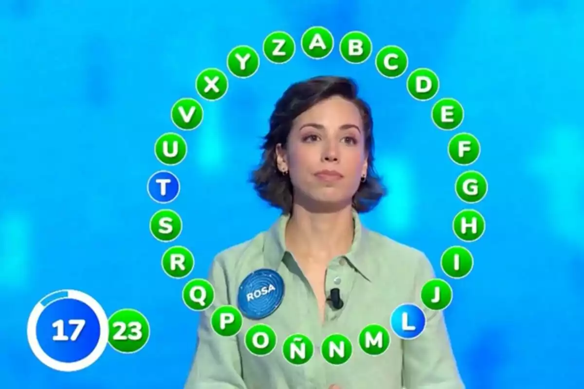 Roas Rodríguez concursando en un programa de televisión con letras del abecedario en círculo y un marcador de tiempo y aciertos. Roas Rodríguez concursando en un programa de televisión con letras del abecedario en círculo y un marcador de tiempo y aciertos.