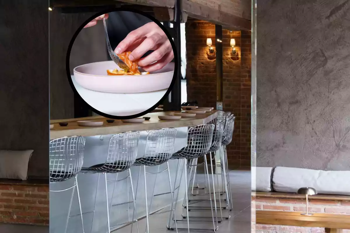 Barra de restaurante moderno con sillas metálicas y platos sobre la mesa, con un recuadro que muestra unas manos emplatando comida en un plato rosa