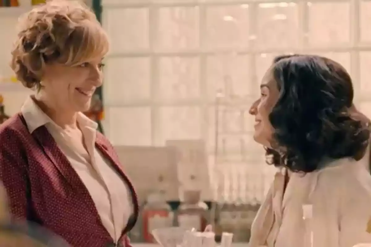 Irene y Cristina sonríen y conversan en lo que parece ser un laboratorio o cocina iluminada. Captura de 'Sueños de libertad' Irene y Cristina sonríen y conversan en lo que parece ser un laboratorio o cocina iluminada. Captura de 'Sueños de libertad'