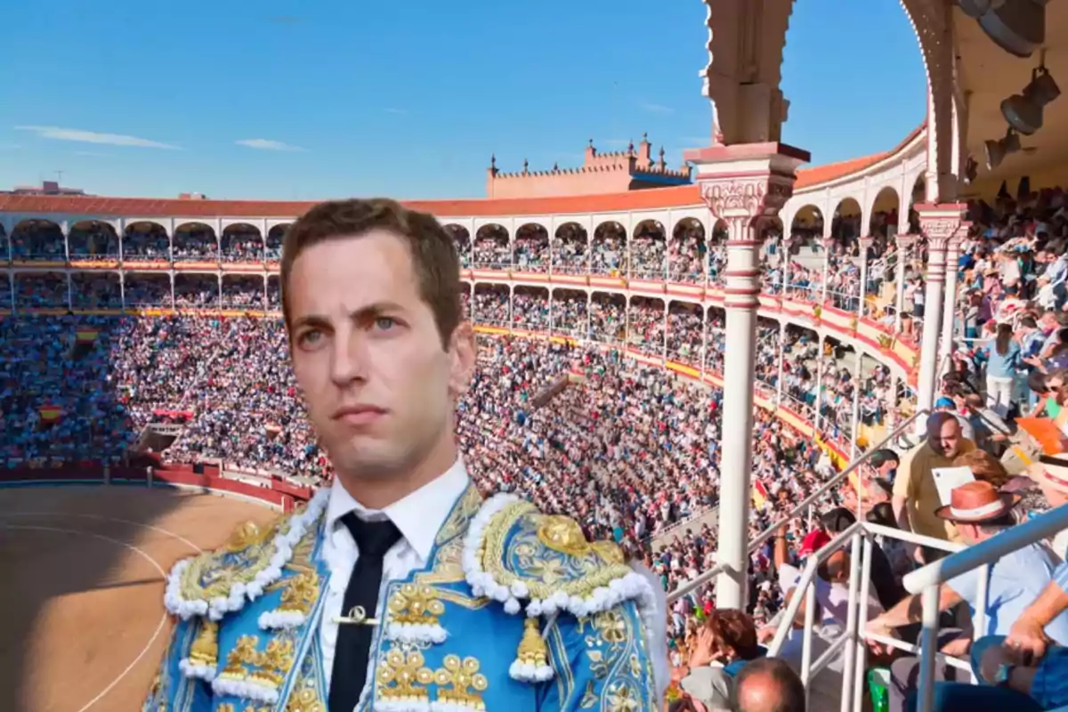 Torero con traje azul y dorado en primer plano dentro de una plaza de toros llena de espectadores en un día soleado