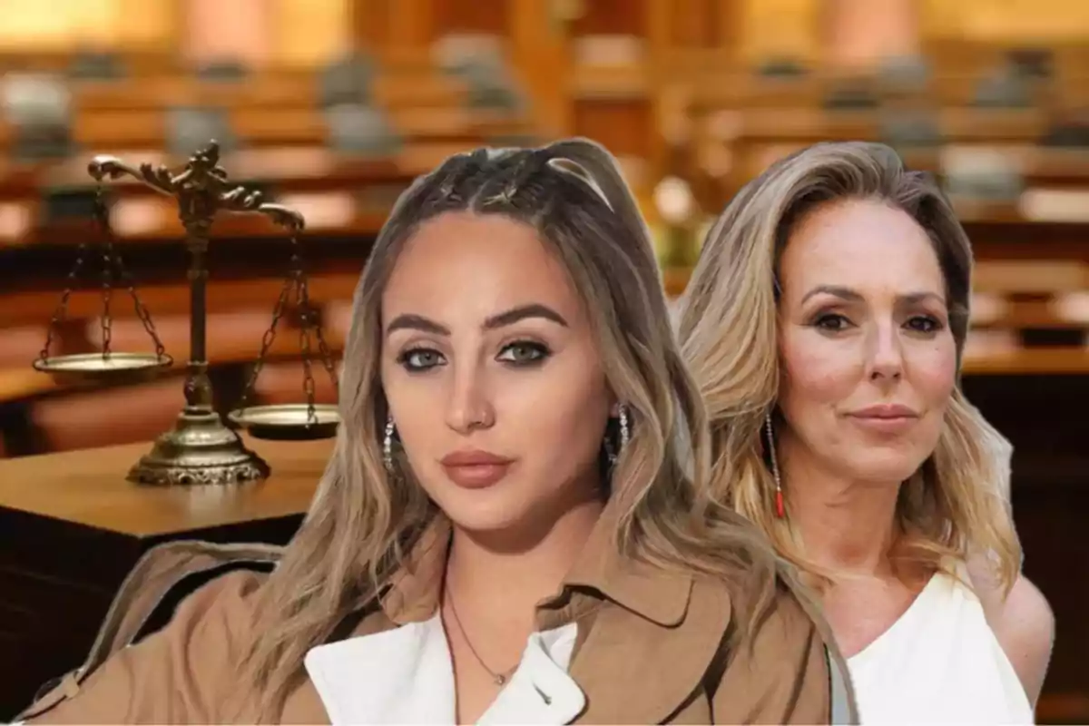 Dos mujeres posan al frente de una sala de tribunal con una balanza de la justicia al fondo