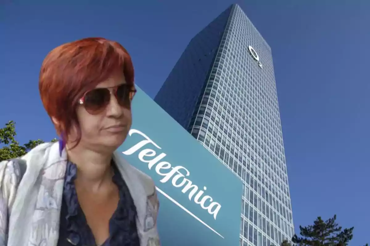 Mujer con gafas de sol y cabello corto rojizo frente a un edificio alto con el logo de Telefónica