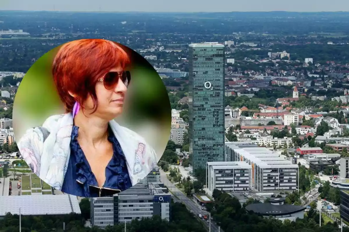 Mujer de cabello corto y rojizo con gafas de sol en un recuadro sobre una vista panorámica de una ciudad con un rascacielos moderno Mujer de cabello corto y rojizo con gafas de sol en un recuadro sobre una vista panorámica de una ciudad con un rascacielos moderno
