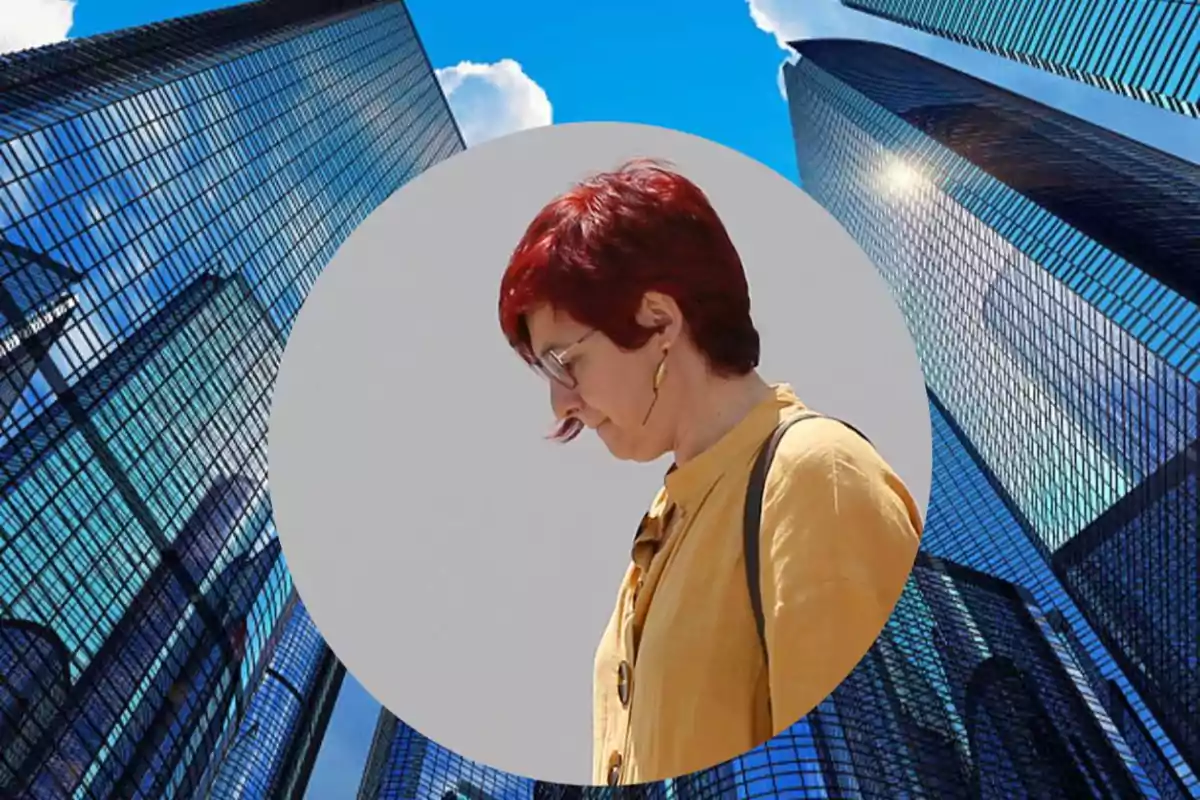 Mujer de cabello corto y rojo con gafas y camisa amarilla vista de perfil dentro de un círculo sobre un fondo de rascacielos de cristal y cielo azul Mujer de cabello corto y rojo con gafas y camisa amarilla vista de perfil dentro de un círculo sobre un fondo de rascacielos de cristal y cielo azul