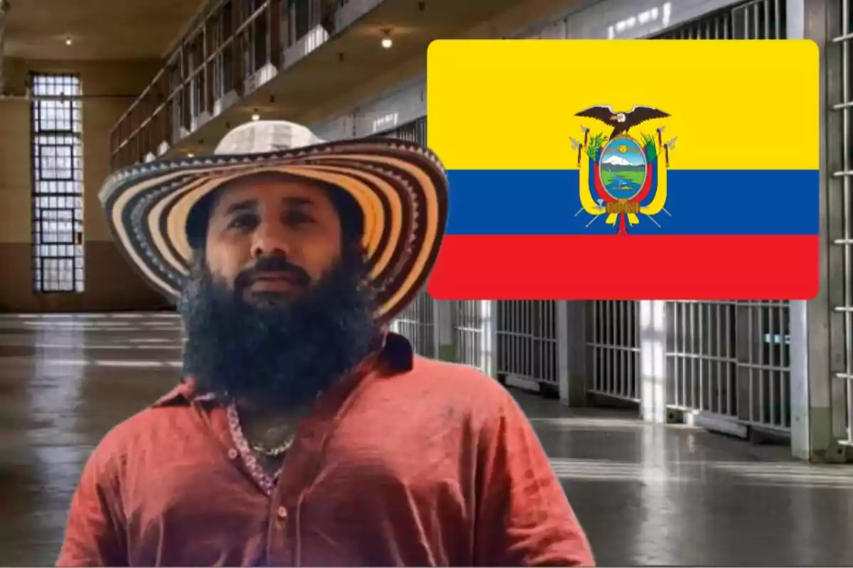 Hombre con sombrero y barba en primer plano dentro de una prisión con la bandera de Ecuador al fondo