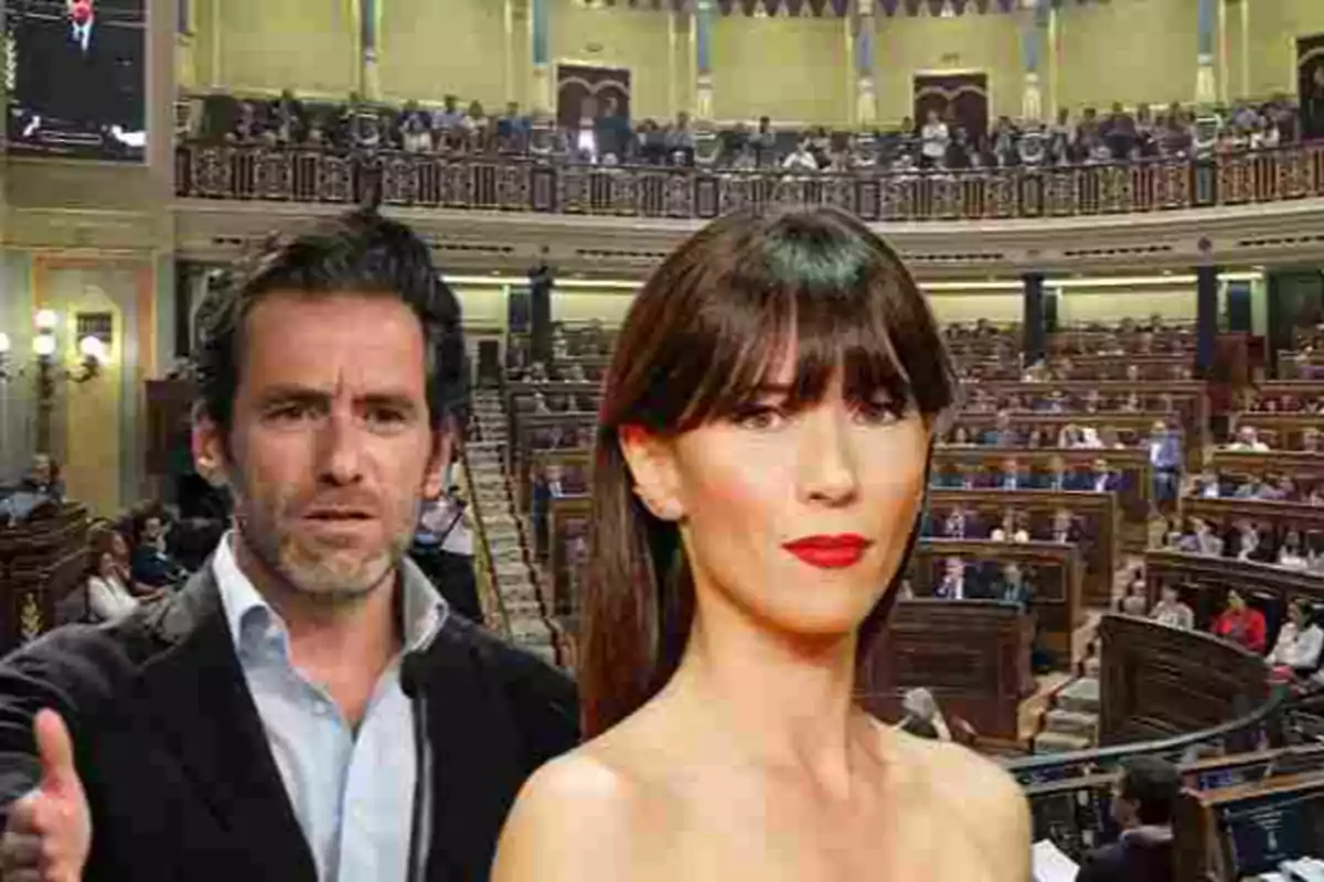 Un hombre y una mujer en primer plano con el interior de un parlamento lleno de personas al fondo