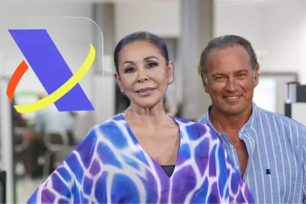 Dos personas posan frente a un fondo de oficina con el logo de la Agencia Tributaria visible a la izquierda