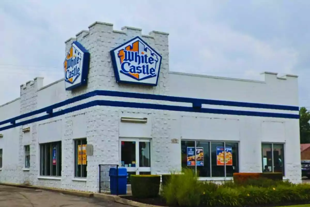 Restaurante de White Castle con fachada blanca y detalles azules en un día nublado Restaurante de White Castle con fachada blanca y detalles azules en un día nublado