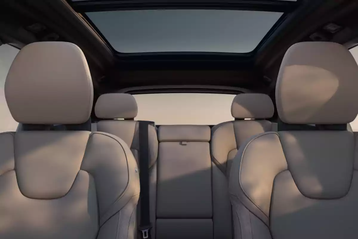 Interior de un Volvo XC60 T& B5 AWD Mild‑Hybrid con asientos de piel beige y techo panorámico de cristal Interior de un Volvo XC60 T& B5 AWD Mild‑Hybrid con asientos de piel beige y techo panorámico de cristal