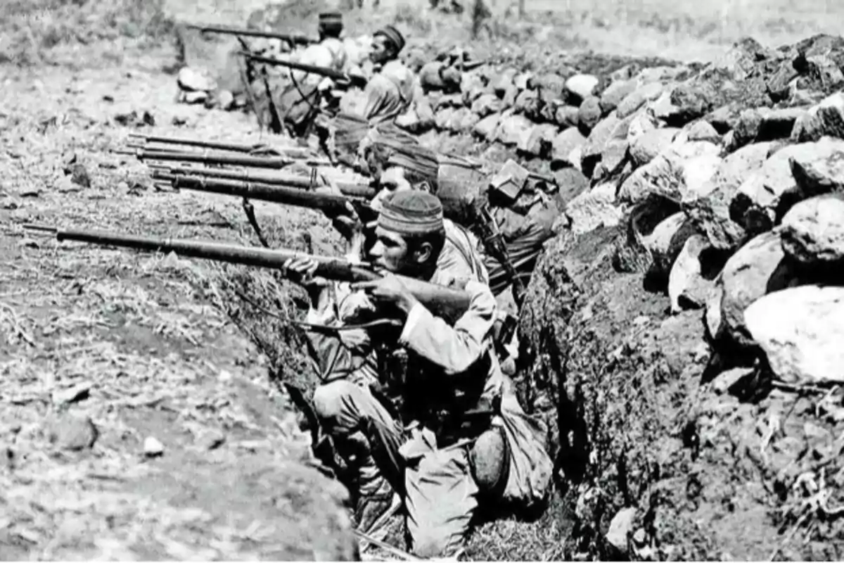 Soldados en una trinchera apuntando sus rifles durante una batalla histórica Soldados en una trinchera apuntando sus rifles durante una batalla histórica