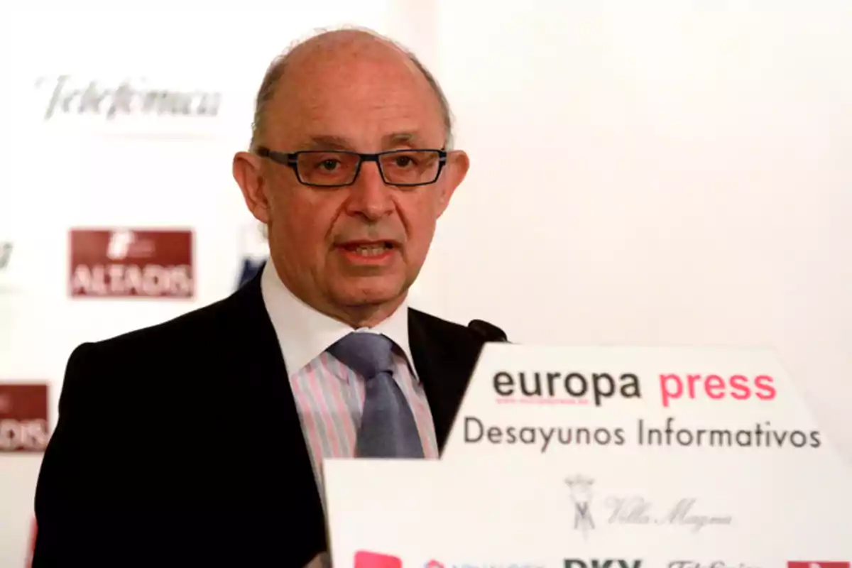 Hombre con gafas y traje hablando en un evento de Europa Press Desayunos Informativos Hombre con gafas y traje hablando en un evento de Europa Press Desayunos Informativos