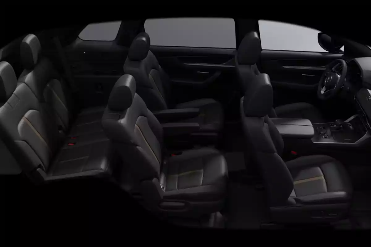 Interior de un vehículo SUV con tres filas de asientos de piel en color negro y detalles en color dorado Interior de un vehículo SUV con tres filas de asientos de piel en color negro y detalles en color dorado