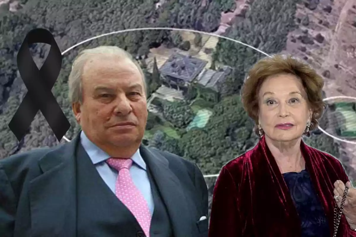 Dos personas mayores posan frente a una imagen aérea de una casa rodeada de árboles, junto a un lazo negro de luto.