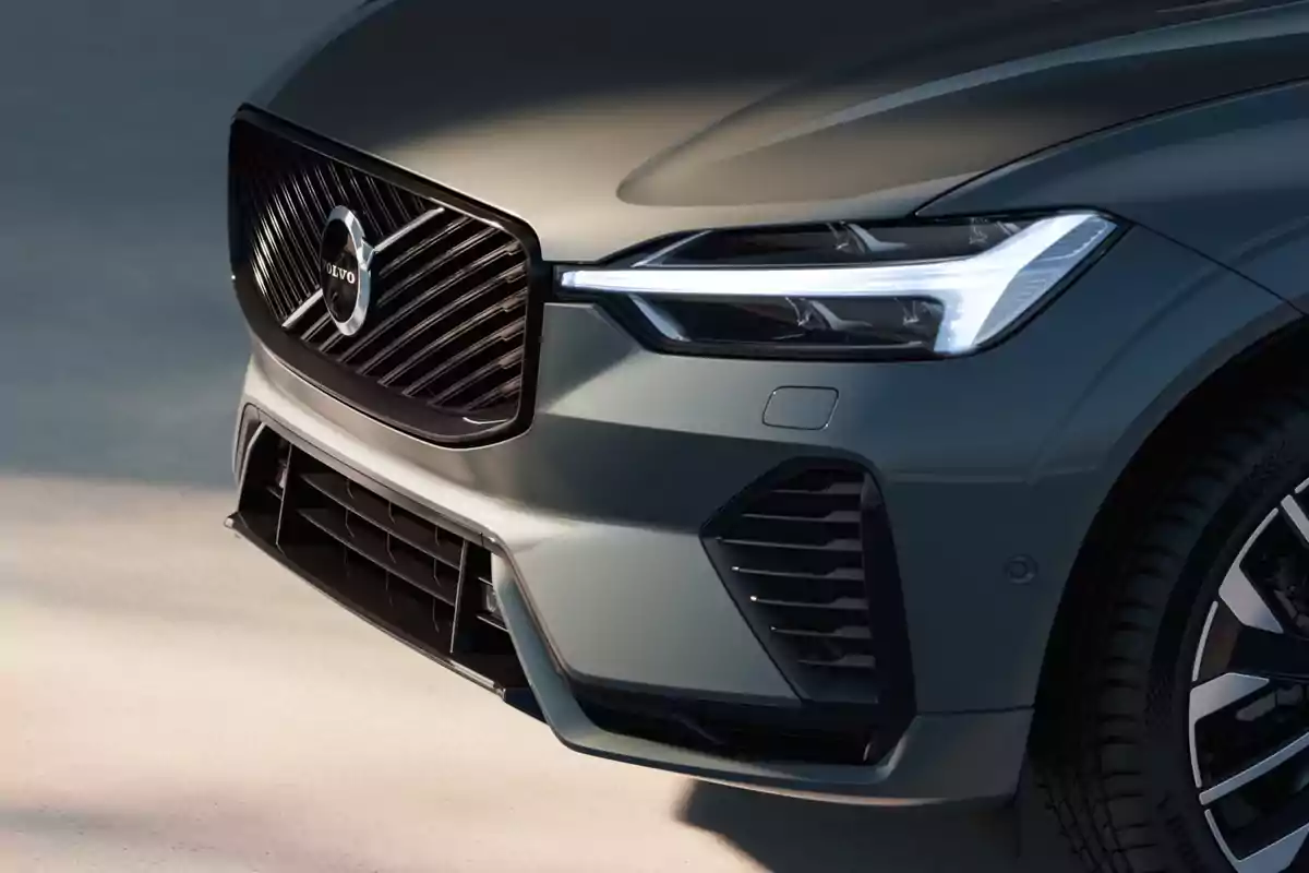 Frente de un Volvo XC60 T& B5 AWD Mild‑Hybrid gris con parrilla negra y faro LED encendido Frente de un Volvo XC60 T& B5 AWD Mild‑Hybrid gris con parrilla negra y faro LED encendido