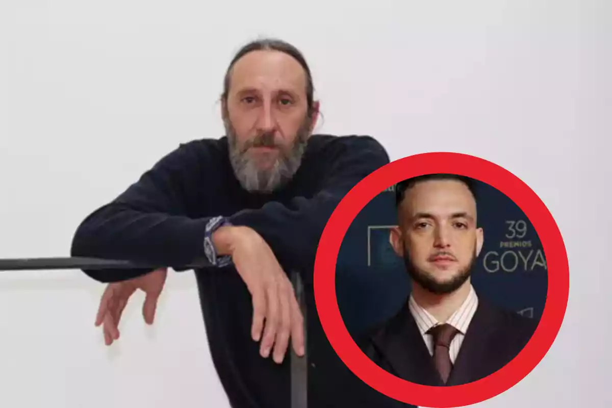 Hombre de barba y cabello largo recostado sobre una barra con un círculo rojo que contiene el rostro de otro hombre más joven con barba y traje. Hombre de barba y cabello largo recostado sobre una barra con un círculo rojo que contiene el rostro de otro hombre más joven con barba y traje.