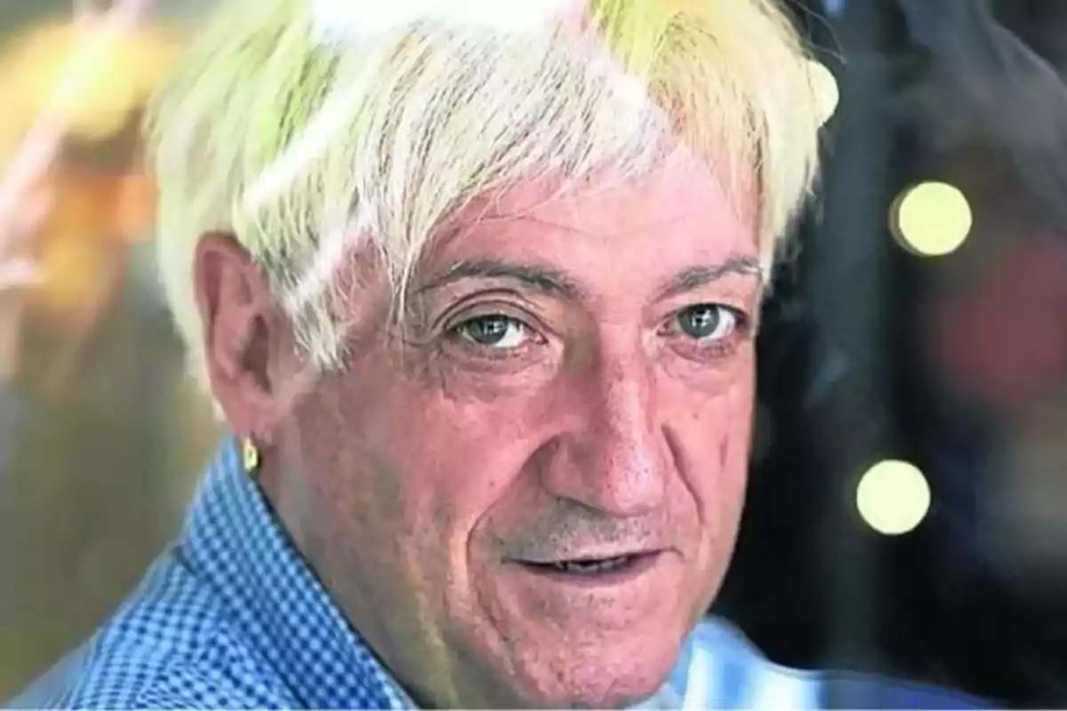 Hombre de cabello rubio corto y camisa azul con fondo desenfocado y luces circulares Hombre de cabello rubio corto y camisa azul con fondo desenfocado y luces circulares