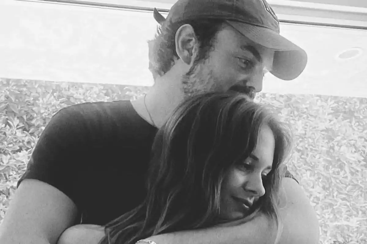 Pareja abrazándose con ternura en una imagen en blanco y negro Pareja abrazándose con ternura en una imagen en blanco y negro