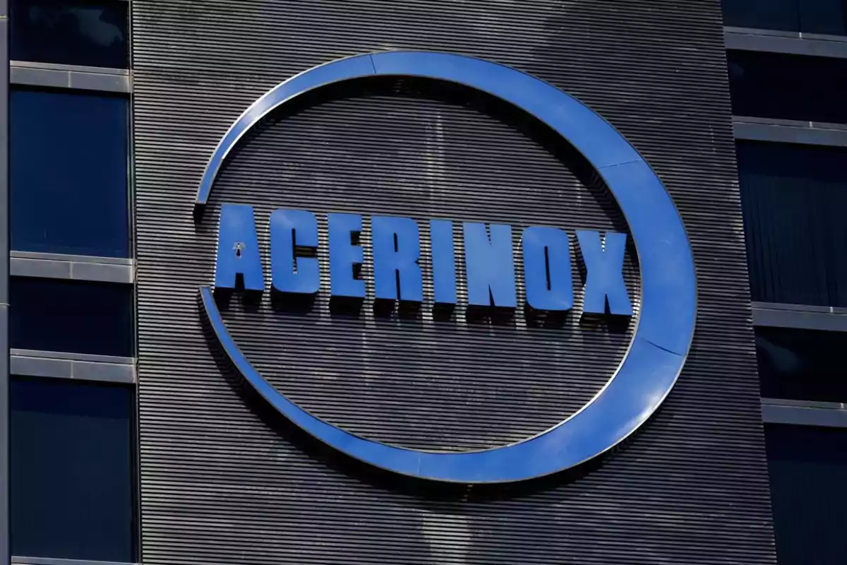 Logo de Acerinox en la fachada de un edificio moderno Logo de Acerinox en la fachada de un edificio moderno