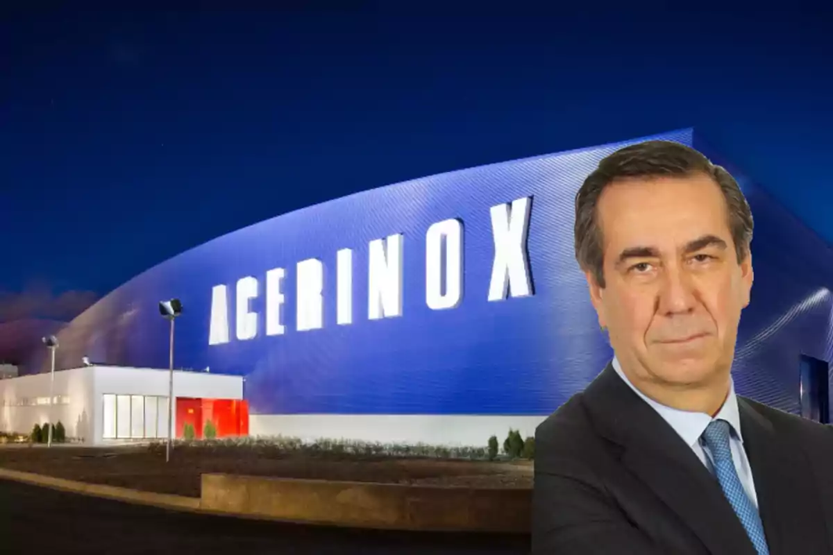 Hombre de traje frente a edificio moderno con el letrero Acerinox iluminado por la noche