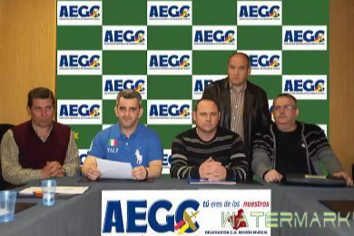 Cinco hombres posan en una mesa frente a un fondo con logotipos de AEGC Cinco hombres posan en una mesa frente a un fondo con logotipos de AEGC