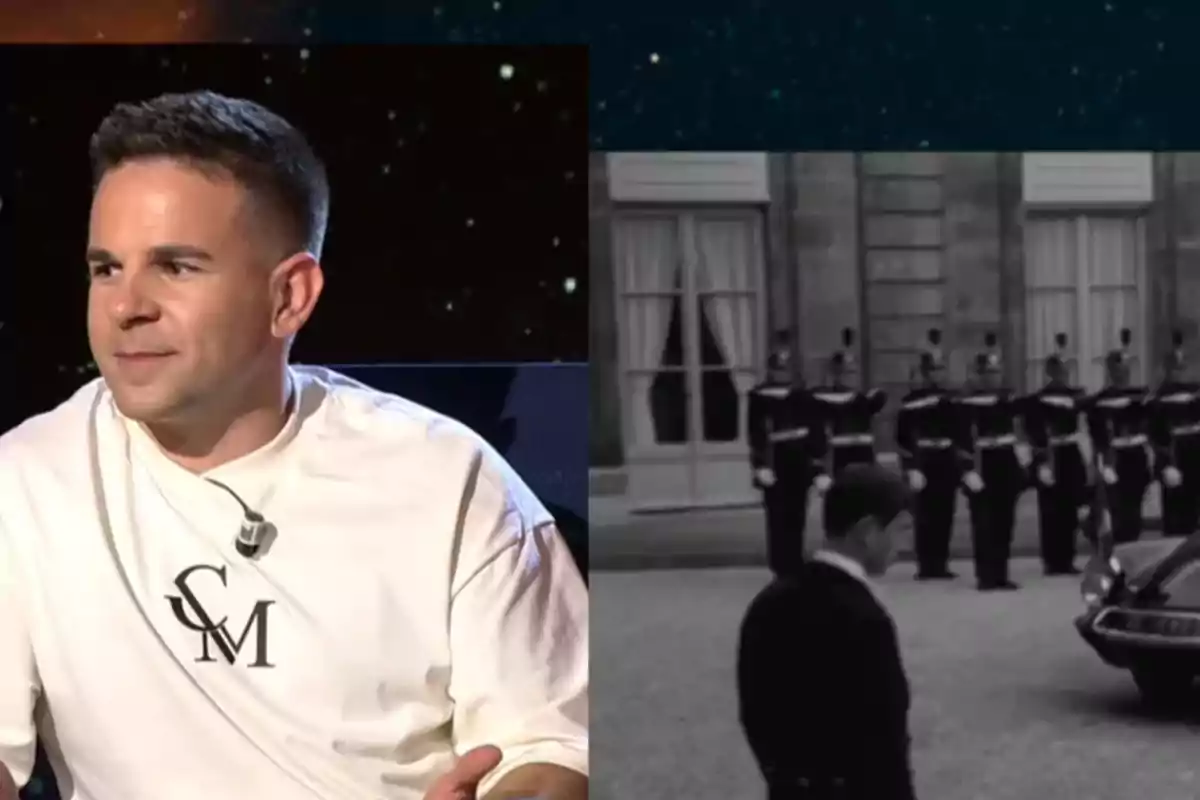 Un hombre con camiseta blanca y micrófono está sentado en un estudio, a su lado se muestra una imagen en blanco y negro de soldados formados frente a un edificio. Un hombre con camiseta blanca y micrófono está sentado en un estudio, a su lado se muestra una imagen en blanco y negro de soldados formados frente a un edificio.