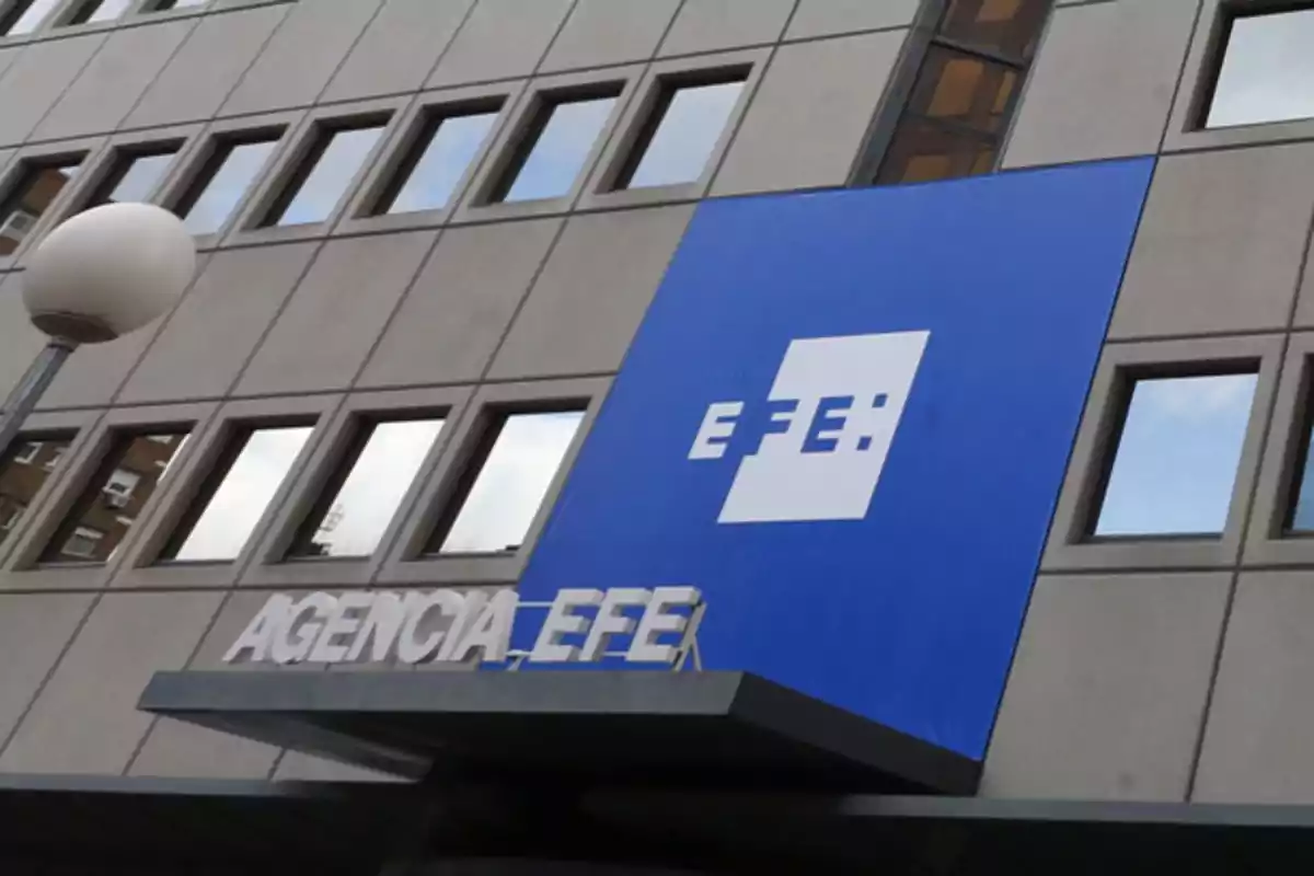 Fachada de un edificio con el logotipo y el letrero de Agencia EFE