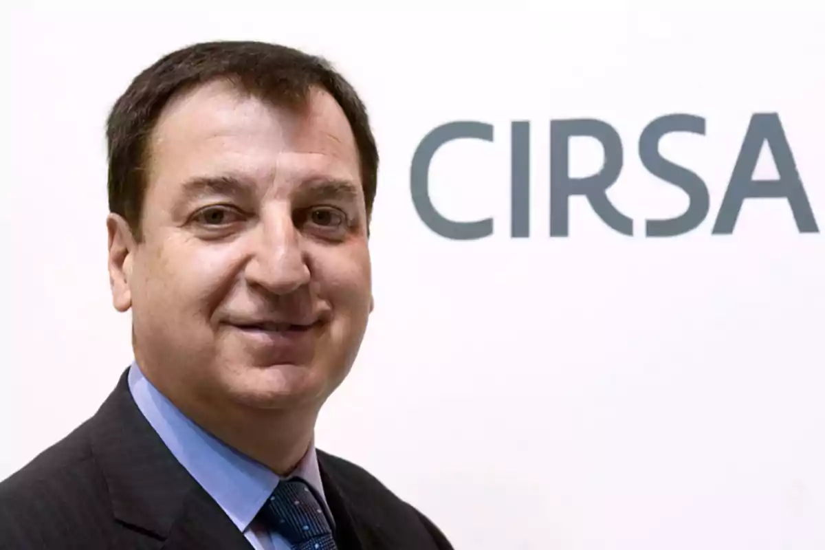 Hombre de traje sonriendo frente a un fondo blanco con el logo de CIRSA