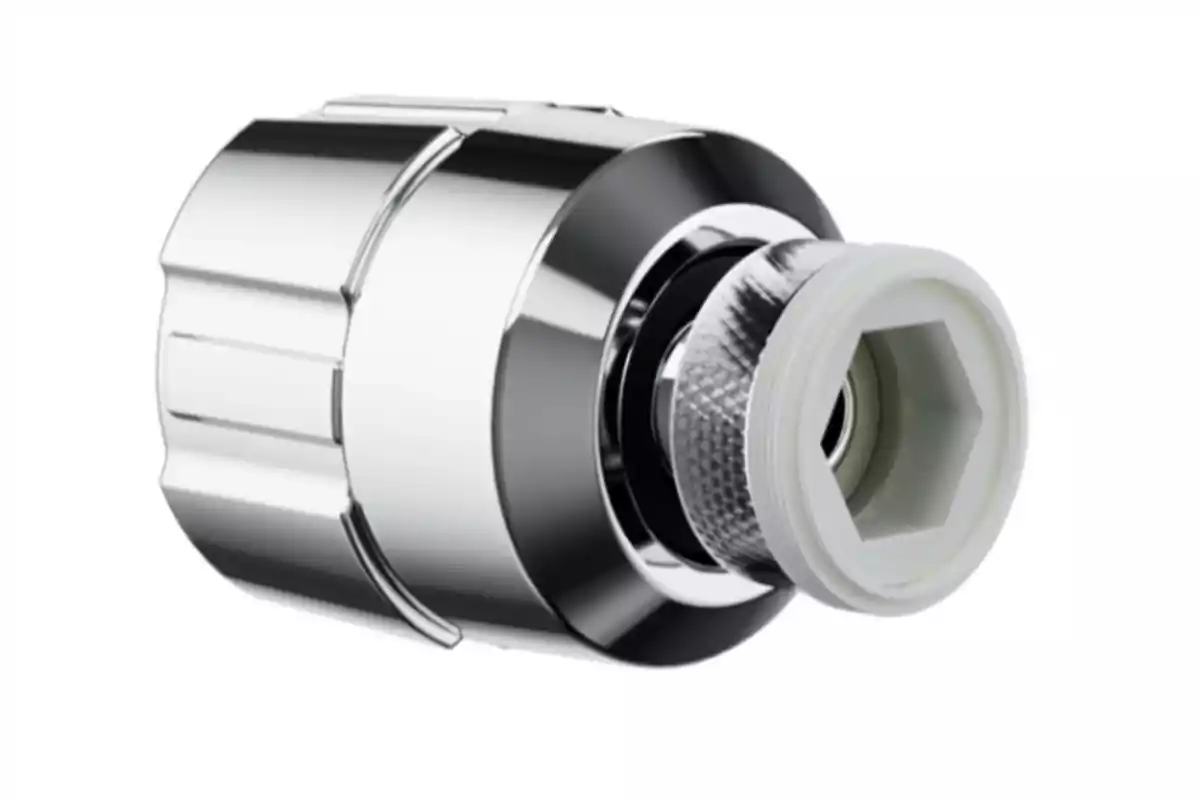 Conector metálico cromado para tubería con rosca y acabado brillante Conector metálico cromado para tubería con rosca y acabado brillante