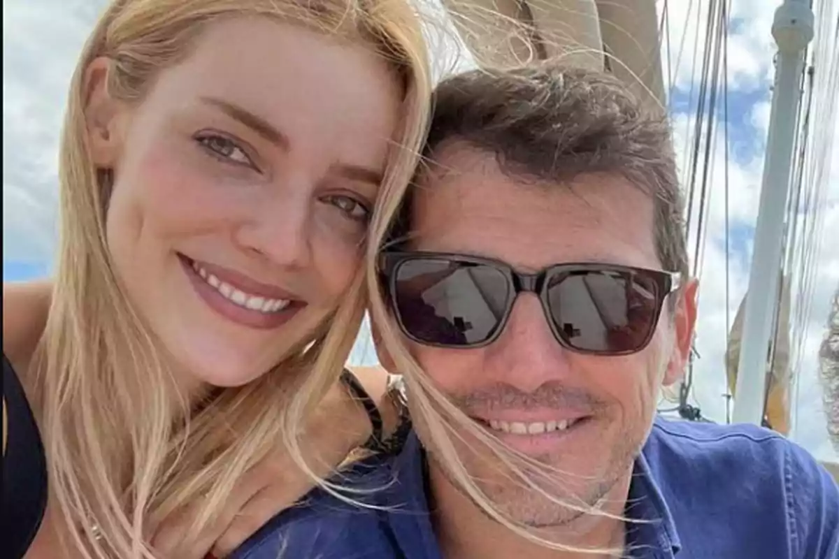 Pareja sonriendo mientras disfruta de un paseo en barco en un día soleado Pareja sonriendo mientras disfruta de un paseo en barco en un día soleado