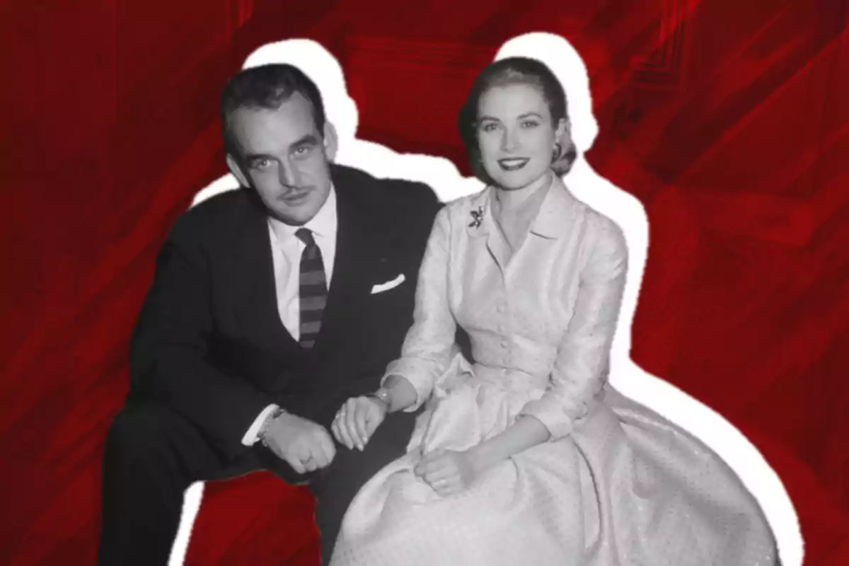 Pareja elegante sentada junta en una imagen en blanco y negro con fondo rojo Pareja elegante sentada junta en una imagen en blanco y negro con fondo rojo