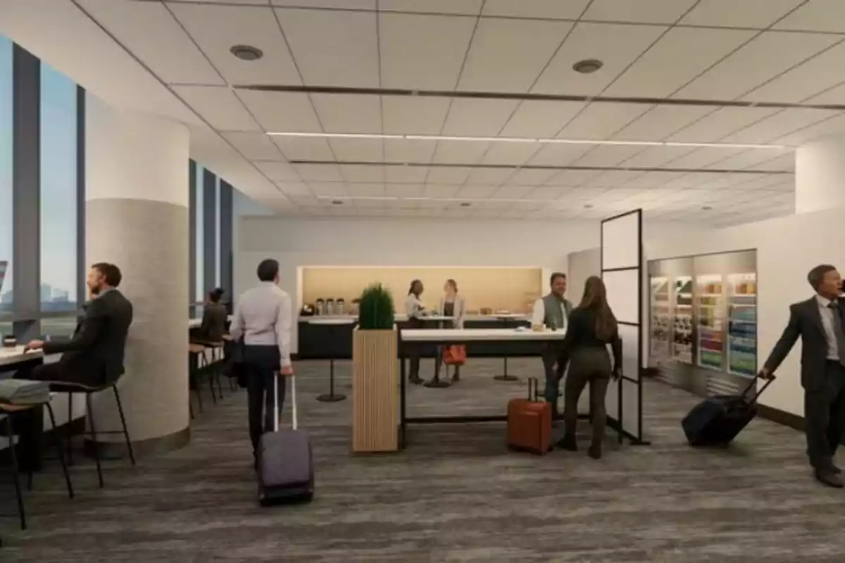 Personas en una sala de espera de aeropuerto con maletas, algunas sentadas y otras de pie, mientras conversan o se sirven bebidas en una zona de autoservicio Personas en una sala de espera de aeropuerto con maletas, algunas sentadas y otras de pie, mientras conversan o se sirven bebidas en una zona de autoservicio