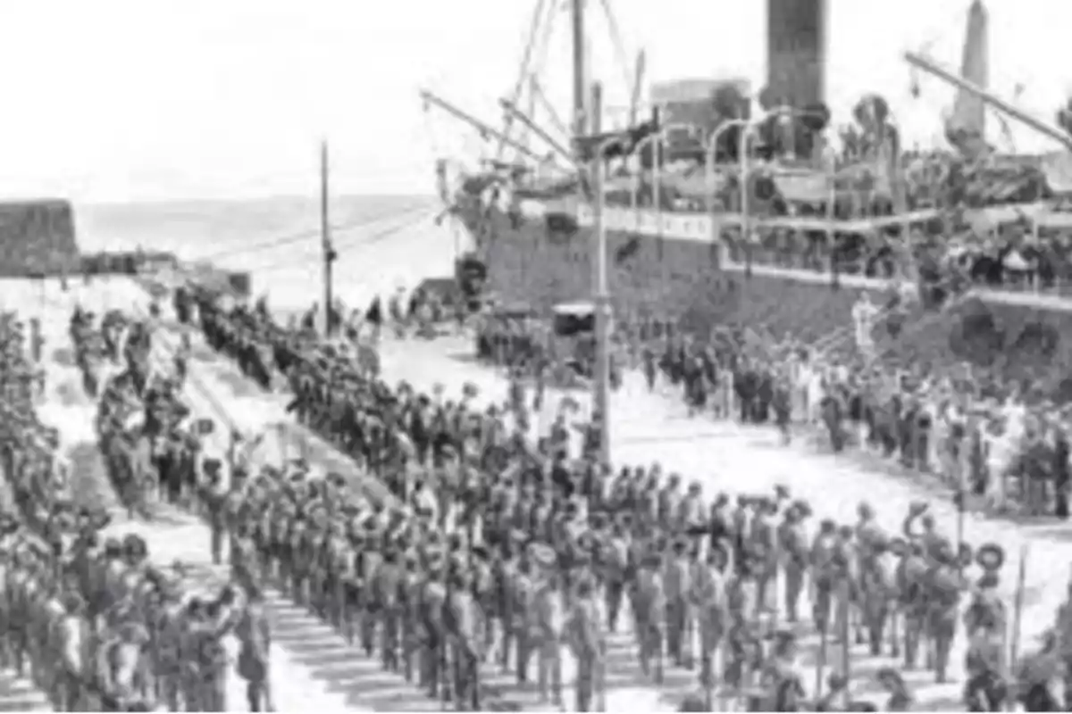 Soldados formados en filas desembarcan de un gran barco en un puerto mientras una multitud observa Soldados formados en filas desembarcan de un gran barco en un puerto mientras una multitud observa