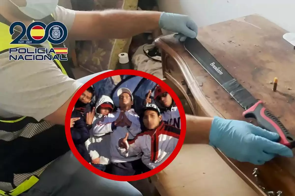 Un agente de la policía nacional con guantes azules sostiene un machete sobre una mesa mientras en un círculo rojo aparece la imagen de un grupo de jóvenes con los rostros pixelados