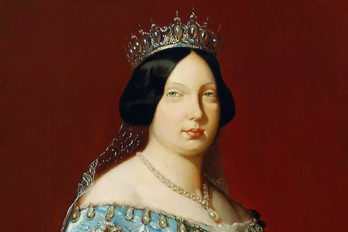 Retrato de una mujer con corona y vestido azul adornado con perlas sobre un fondo rojo