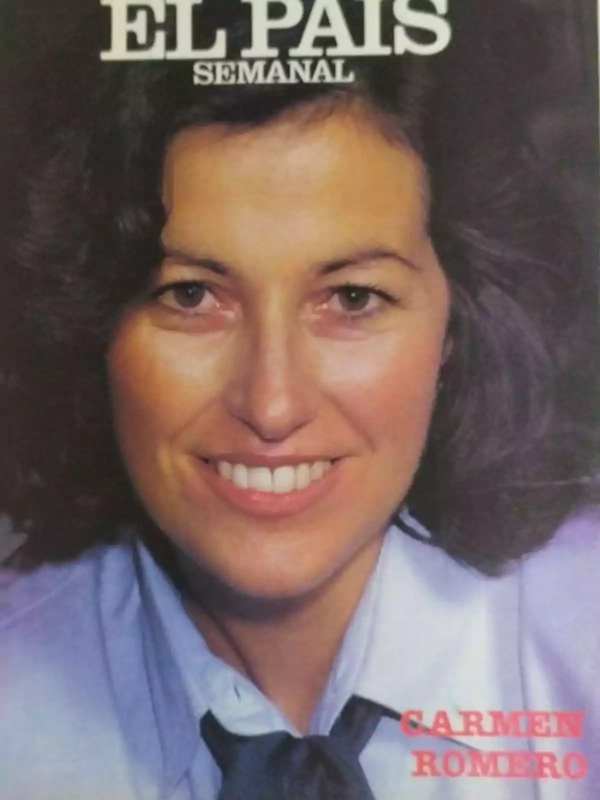 Portada de una revista El País Semanal con una mujer de cabello oscuro y camisa azul sonriendo, con el nombre Carmen Romero en letras rojas Portada de una revista El País Semanal con una mujer de cabello oscuro y camisa azul sonriendo, con el nombre Carmen Romero en letras rojas