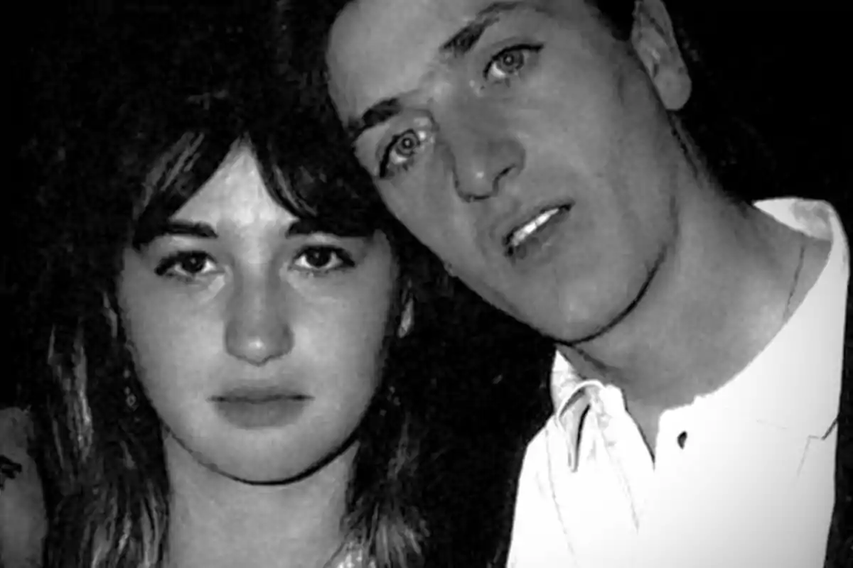 Pareja joven posando juntos en una fotografía en blanco y negro Pareja joven posando juntos en una fotografía en blanco y negro