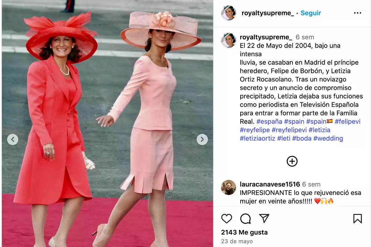 Dos mujeres elegantemente vestidas con trajes y sombreros en tonos rosados caminan sobre una alfombra roja durante un evento formal al aire libre Dos mujeres elegantemente vestidas con trajes y sombreros en tonos rosados caminan sobre una alfombra roja durante un evento formal al aire libre