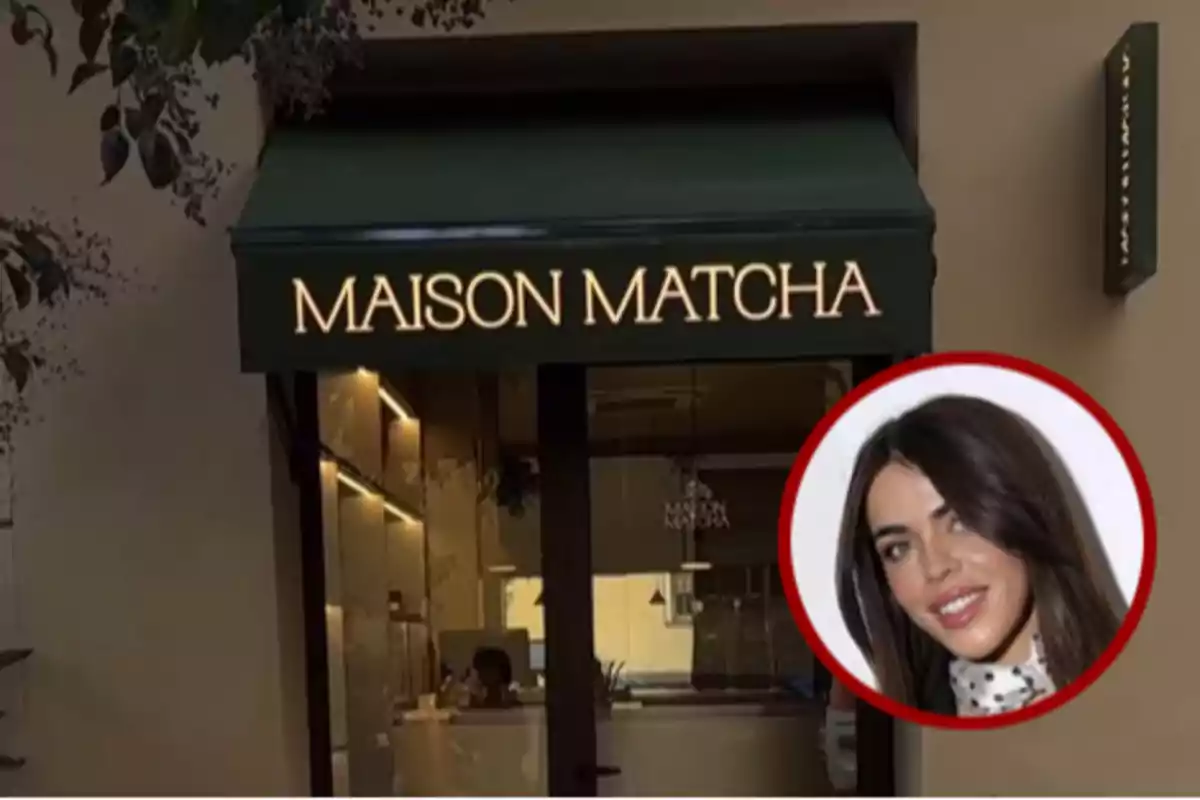 Fachada de una cafetería llamada Maison Matcha con un toldo verde y el rostro de una mujer enmarcado en un círculo rojo en la esquina inferior derecha.