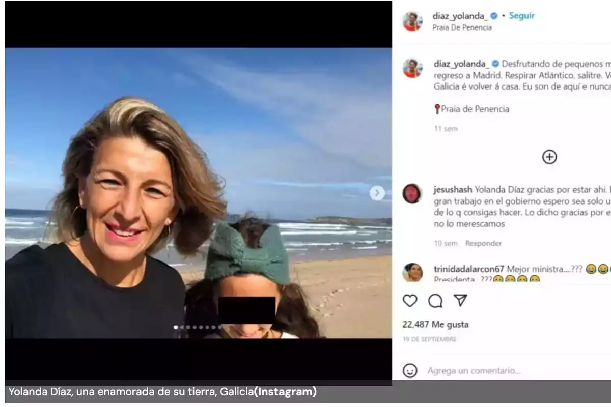 Mujer sonriente junto a una niña en una playa con el mar y el cielo azul de fondo Mujer sonriente junto a una niña en una playa con el mar y el cielo azul de fondo