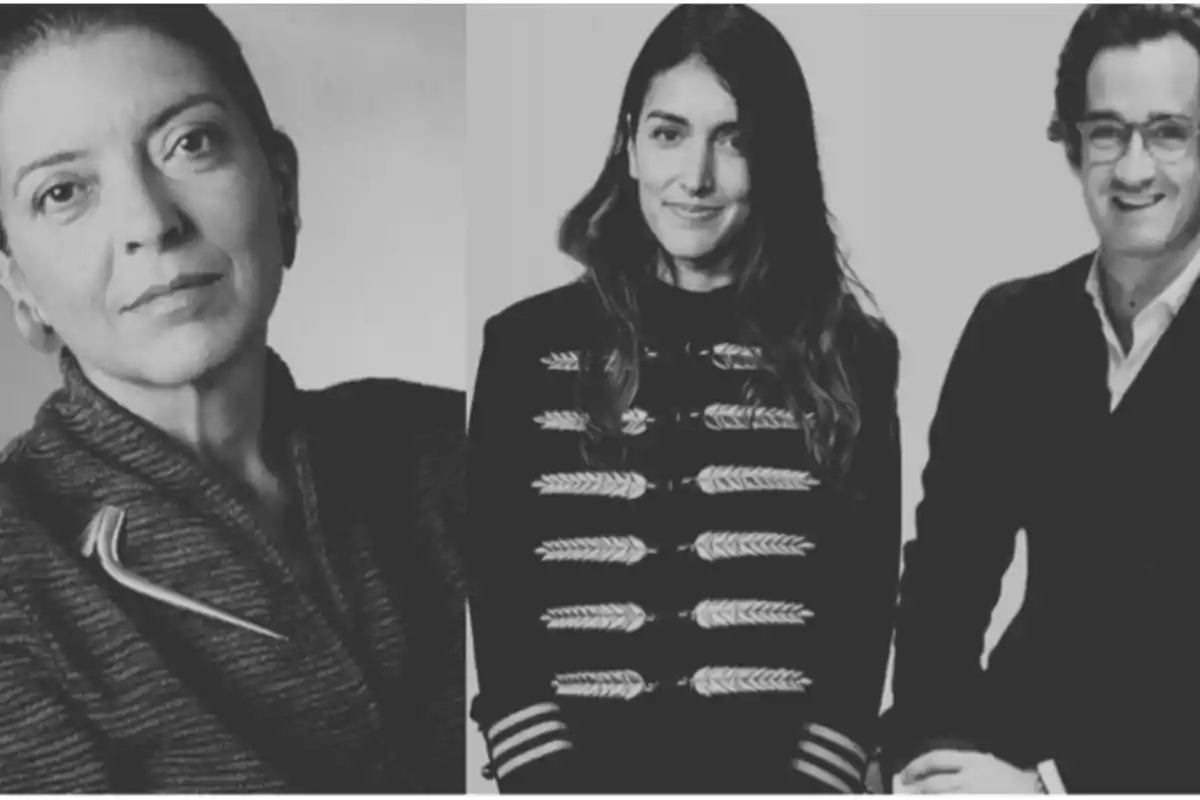 Tres personas posan en una imagen en blanco y negro, dos mujeres y un hombre, todos mirando hacia la cámara