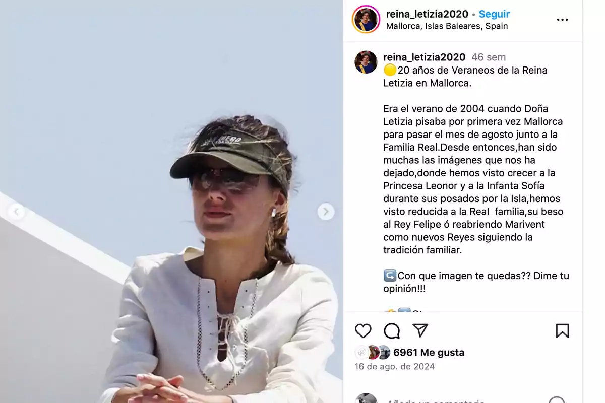 Mujer con gafas de sol y visera oscura sentada al aire libre, vestida con blusa clara, fondo de cielo despejado.
