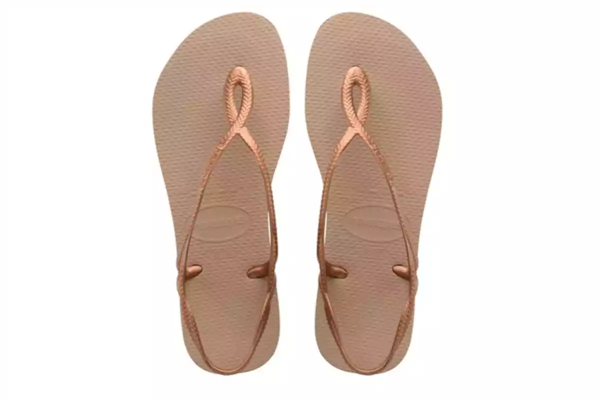 Sandalias beige con tiras delgadas color cobre vistas desde arriba Sandalias beige con tiras delgadas color cobre vistas desde arriba