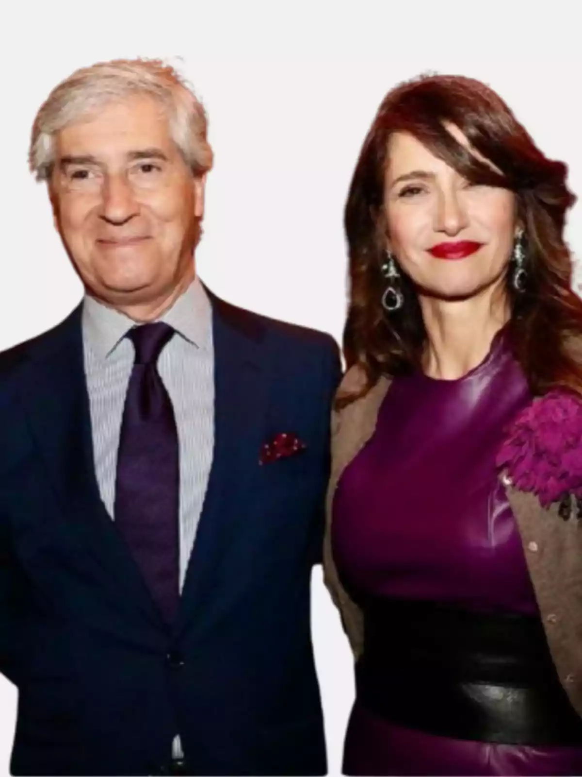 Pareja posando juntos elegantemente vestidos él con traje azul y corbata morada ella con vestido morado y labios rojos ambos sonríen frente a la cámara Pareja posando juntos elegantemente vestidos él con traje azul y corbata morada ella con vestido morado y labios rojos ambos sonríen frente a la cámara