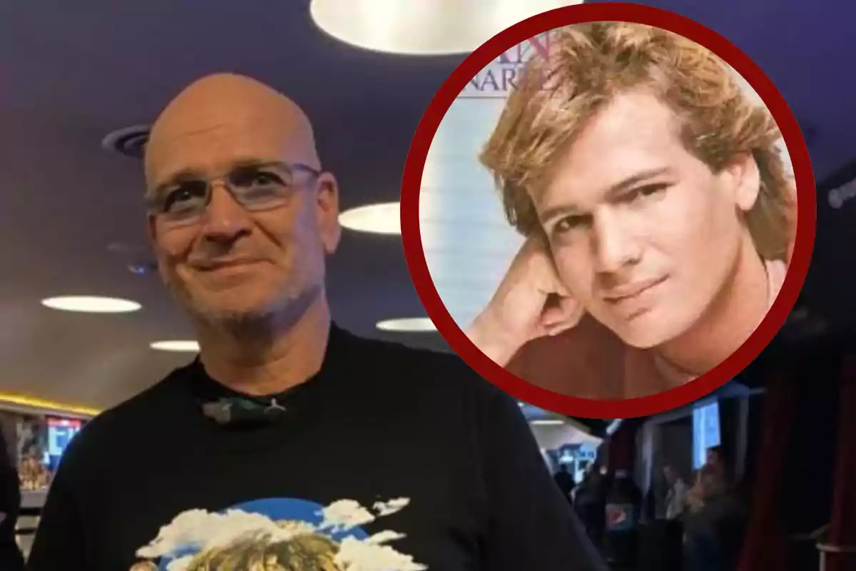Hombre calvo con gafas y barba sonríe en un lugar cerrado mientras en la esquina superior derecha aparece una imagen circular de un hombre joven con cabello rubio y expresión pensativa