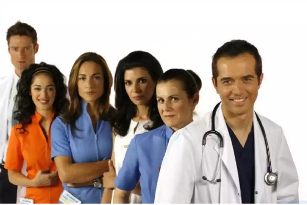Grupo de médicos y enfermeras posando juntos con uniformes de colores y fondo blanco Grupo de médicos y enfermeras posando juntos con uniformes de colores y fondo blanco