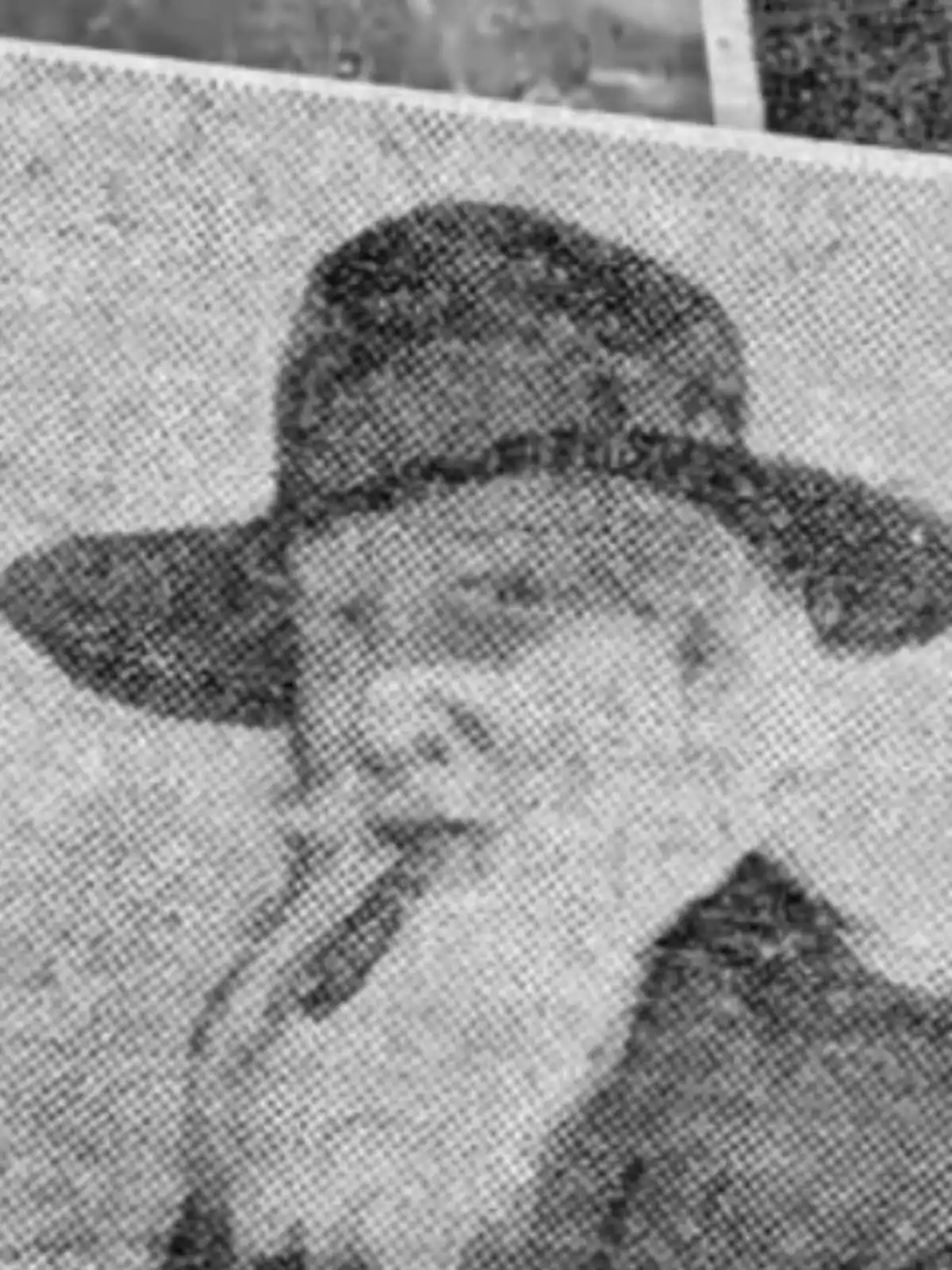Retrato en blanco y negro de un hombre mayor con barba y sombrero de ala ancha Retrato en blanco y negro de un hombre mayor con barba y sombrero de ala ancha