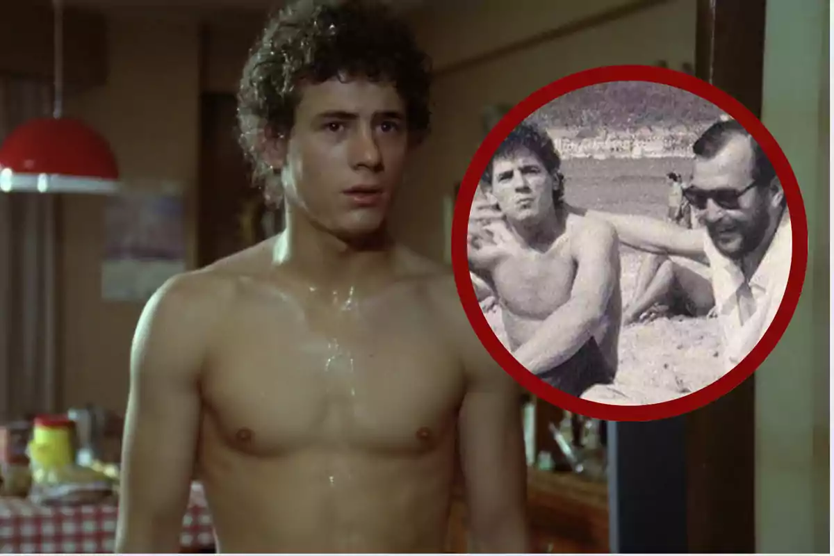 Joven sin camisa en una cocina con una foto antigua enmarcada en un círculo donde aparece en la playa junto a otra persona
