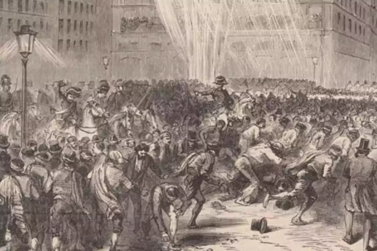 Ilustración antigua de una multitud enfrentándose a la policía montada en una calle de ciudad, con chorros de agua cayendo desde los edificios y personas corriendo y agachándose en el caos Ilustración antigua de una multitud enfrentándose a la policía montada en una calle de ciudad, con chorros de agua cayendo desde los edificios y personas corriendo y agachándose en el caos