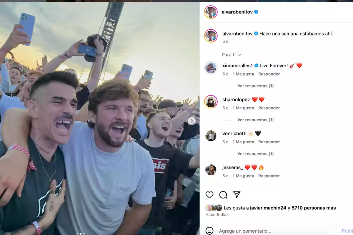Dos amigos sonríen y cantan abrazados en un concierto al aire libre rodeados de una multitud emocionada al atardecer Dos amigos sonríen y cantan abrazados en un concierto al aire libre rodeados de una multitud emocionada al atardecer