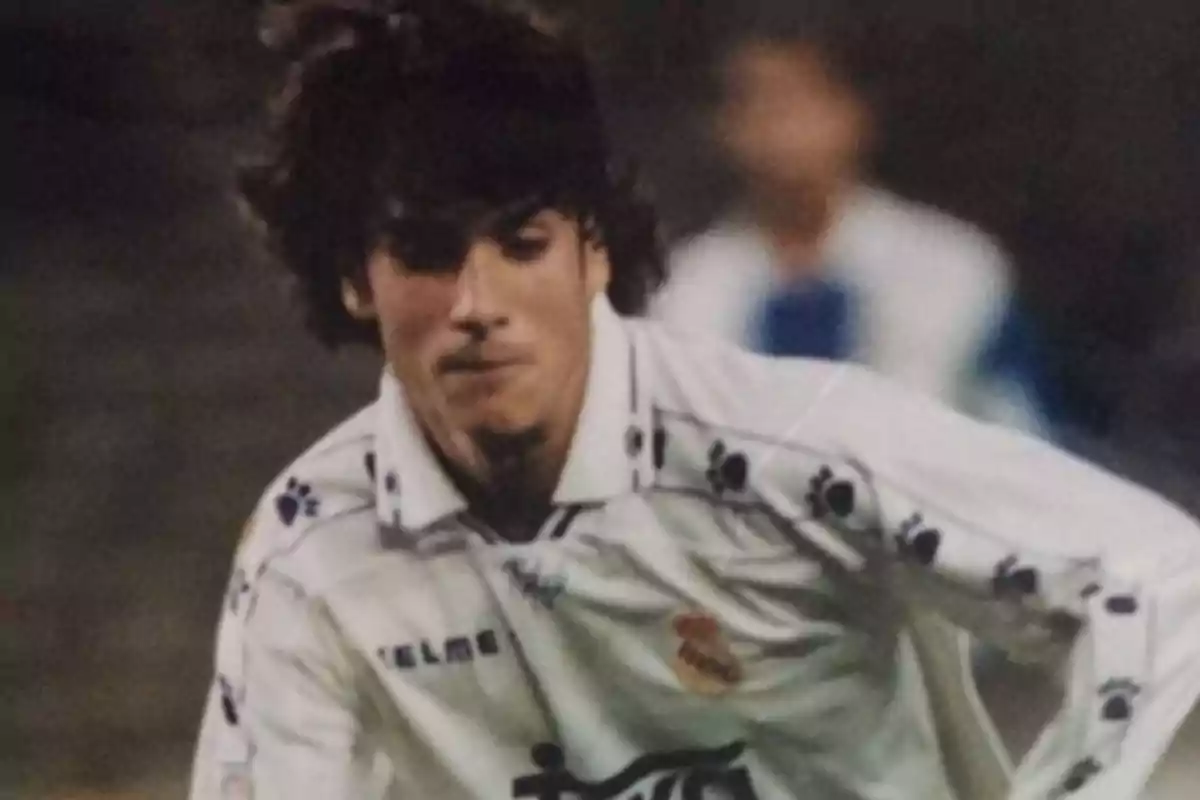 Joven futbolista con uniforme blanco del Real Madrid en acción durante un partido Joven futbolista con uniforme blanco del Real Madrid en acción durante un partido
